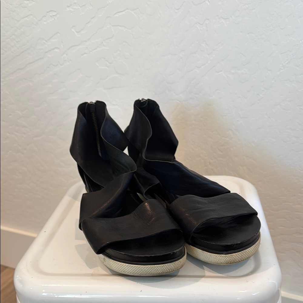 Eileen Fisher Black Chunky Sandals with Modern Design